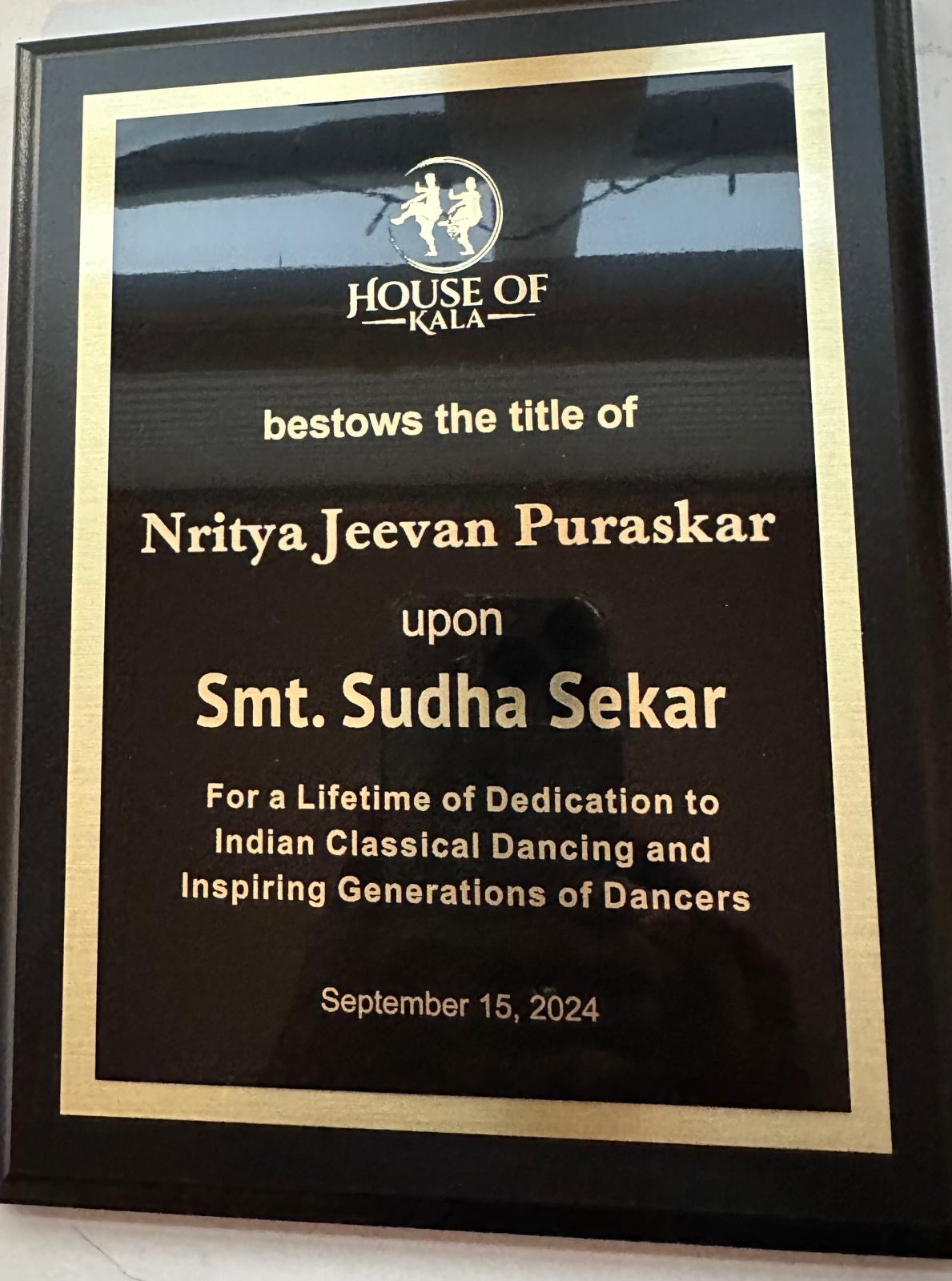nritya jeevan puraskar plaque awarded to sudha sekhar